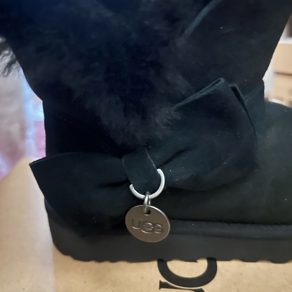 BRAND NEW IN BOX NEVER WORN UGG MINI BOW SIZE 6 - Picture 2 of 6